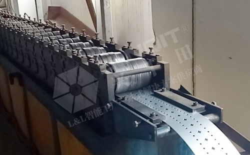 鈑金滑軌材料經(jīng)過沖孔進(jìn)入冷彎?rùn)C(jī) 鈑金滑軌材料經(jīng)過沖孔進(jìn)入冷彎?rùn)C(jī)